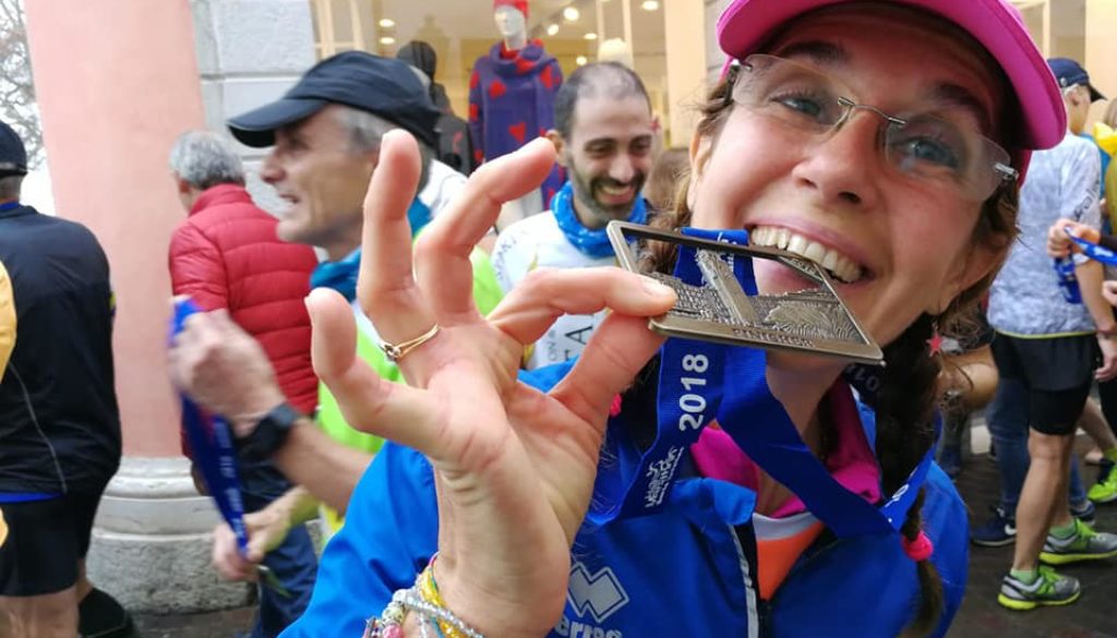 La felicità di Moira Eva Bonetto al termine della Garda Half Marathon, conclusa con il record personale sulla distanza