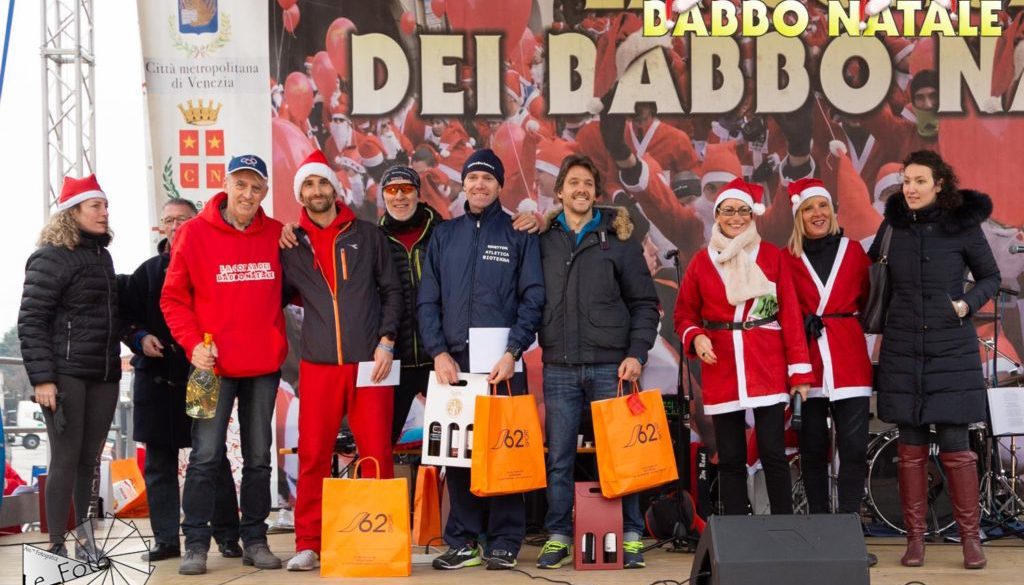 Il podio della Corsa dei babbi Natale di Noale, con il nostro Massimiliano Gostoli