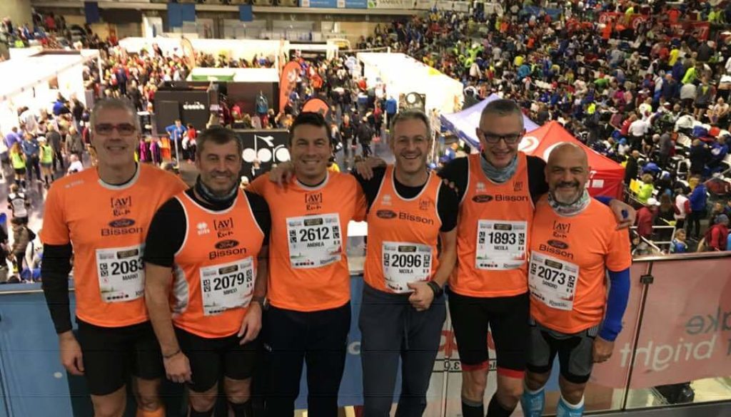 Sei aranciovestiti partecipanti alla Maratona di Reggio Emilia