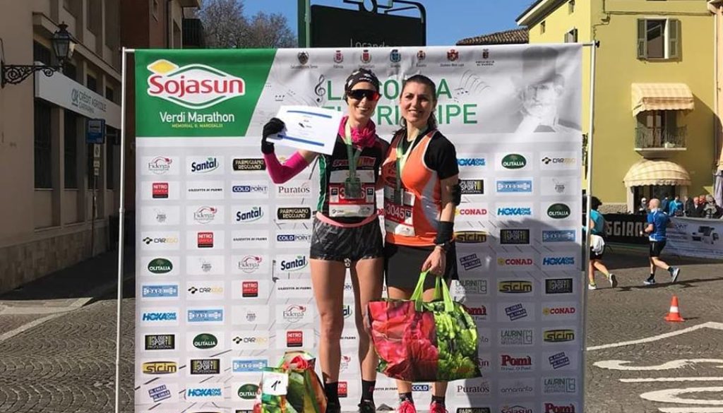 Nella foto Michela Scalco è con Anna Zilio, la vincitrice ed unica donna a scendere sotto le 2h (foto tratta dal profilo Facebook di Michela Scalco)