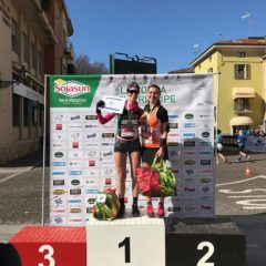 Nella foto Michela Scalco è con Anna Zilio, la vincitrice ed unica donna a scendere sotto le 2h (foto tratta dal profilo Facebook di Michela Scalco)