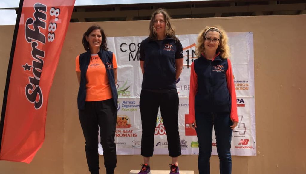 Lorena (la prima a sinistra) sul podio del Corfù Mountain Trail