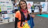 Rodica al termine della 100 km. del Passatore con la bandiera della sua Moldova