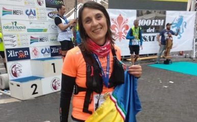 Rodica al termine della 100 km. del Passatore con la bandiera della sua Moldova