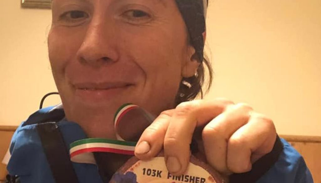 Federica Menti con la medaglia di finisher della DXT 2019