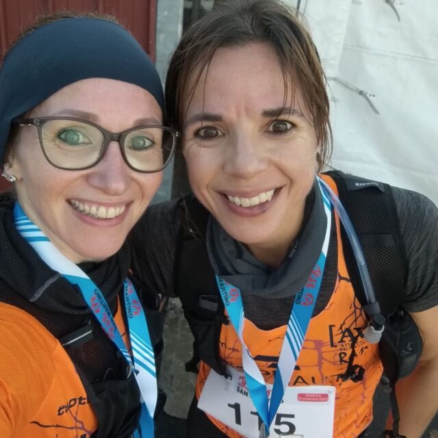 TRAIL DI SAN MARTINO (10/11) Tra le varie manifestazioni svoltesi la scorsa domenica anche il Trail di San Martino, 17 km e circa 900 mt D+ su sentieri e single track nel Parco Regionale dei Colli Euganei con partenza e arrivo da Carbonara di Rovolon (PD). Sette le maglie arancioni al traguardo, con grande maggioranza di "quote rosa" (5 su 7). Ottima prestazione per le nostre Chiara Sposetti (1:54:14) e Viviana Longo (1:54:35) rispettivamente quarta e quinta assolute in campo femminile e prima e seconda di categoria CF, e per Silvia Lupi e Paola Rigodanzo, prima e terza di categoria EF. Elena Rocchetto completa la pattuglia femminile al traguardo. In campo maschile il più veloce è Sergio Panarotto in 2:04:44, seguito da Andrea Zanco in 2:22:17. Risultati completi su: https://www.endu.net/it/events/trail-di-san-martino/results (nalla foto: Viviana e Chiara dopo l'arrivo)