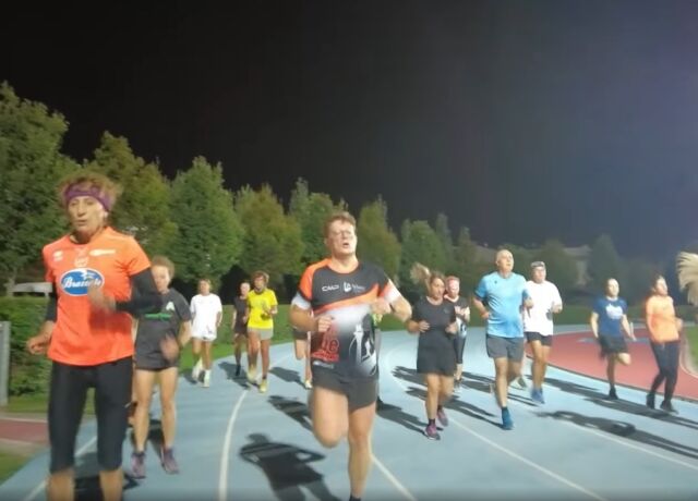 RUNNING SCHOOL 14/11 Stasera appuntamento al Campo di Atletica Perraro con la Running School del giovedì. Ecco i programmi dell'allenamento: - Alessandra: scaletta 300-400-500-600-800 con recupero attivo - Diana: 21’ lavoro in soglia con cambi di ritmo, recupero attivo - Siro: tonificazione e mobilità piedi, senza e con ostacolini, poi ripetute su 300 m Per tutti i gruppi riscaldamento e mobilità prima del lavoro centrale, e stretching finale. Vi aspettiamo alle 19:45 al Campo! #avrun #avrunit #runningshool