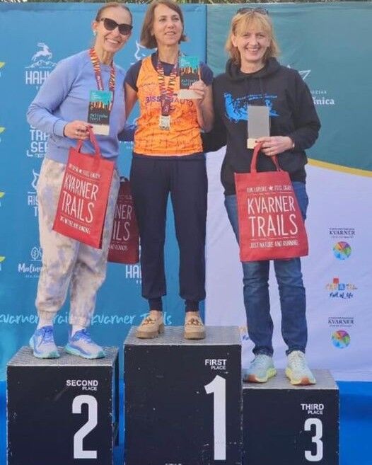 CHIARA GUAZZO SUL PODIO AL MALINSKA TRAIL (10/11) La nostra Chiara Guazzo è ormai specializzata nelle gare di trail che si svolgono in terra slovena e croata. Eccola quindi tornare (dopo la partecipazione dello scorso anno) sui sentieri del Malinska Trail che si è svolto la scorsa domenica nell'isola di Krk in Croazia, nel percorso di 24km con 425m D+. E quest'anno grande soddisfazione per Chiara che con il tempo di 2:57:05 si piazza al 19* posto della classifica femminile e prima di categoria W50. Complimenti Chiara! (nella foto Chiara sul podio di categoria)