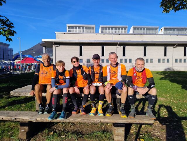 PICCOLO TRAIL DELLE BREGONZE (10/11) Si è svolta la scorsa domenica con partenza ed arrivo a Carrè(Vi) la sesta edizione del Piccolo Trail delle Bregonze, 21km 900D+. Splendida giornata e tutto esaurito per la manifestazione organizzata da Runners Team Zanè che ha visto oltre 300 finisher. Tra le 11 presenza arancione segnaliamo Filip Jovic, decimo assoluto in 1:44:17 e tre la donne Giustina Rosa e Luisa Tonato, arrivate insieme e rispettivamente terza e quarta nella categoria F56O in 2:45:30. Classifiche complete su: https://www.endu.net/it/events/piccolo-trail-delle-bregonze/results (nella foto: gruppo di atleti arancioni prima della partenza a Carrè)