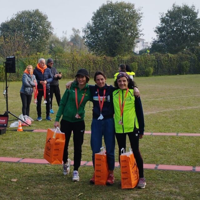 ULTRA PADOVA, SERRA ANCORA PROTAGONISTA (18/11) Si è svolta la scorsa domenica la Ultra Padova, ultramaratona su un percorso che connette gli argini fluviali che circondano la città, da fare quasi tutto su sterrato per circa 50 chilometri. Presente anche la prova sullo stesso percorso della staffetta a 2 e a 4. La classifica femminile ha visto ancora una volta protagonista la nostra Loredana Serra, arrivata seconda assoluta nella classifica femminile con il tempo di 3:58:18. Segnaliamo anche nella prova di staffetta a 2 la presenza di Paolo Penta che assieme a Daniele Rigon di Vicenza Runners ha ottenuto l'undicesima posizione. (nella foto Loredana - al centro con le protagoniste del podio femminile)