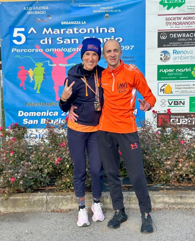 MARATONINA DI SAN BIAGIO (24/11) Si è svolta ieri a San Biagio di Callalta la quinta edizione della Maratonina di San Biagio che ha visto quasi 500 atleti al traguardo. Tra gli atleti AV Run Bisson, fantastica accoppiata di Devis Zarpellon e Silvia Tabacco, entrambi arrivati noni della classifica maschile (1:15:18) e femminile(1:30:45), e secondi di categoria SM45 3 SF45. Al traguardo anche due altre atlete in maglia arancione, Claudia Pulin e Vindya Wedasinghe. Classifica completa su: https://www.endu.net/it/events/maratonina-di-san-biagio/results (nella foto Silvia e Devis ed i podi maschile e femminile)