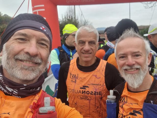 RESTENA TRAIL (24/11) Si è svolta la scorsa domenica a Restena (frazione di Arzignano) la quinta edizione di Restena Trail, da quest'anno con due percorsi che hanno visto circa 350 partecipanti. Nella gara lunga (25k – 1100d+) sette atleti AV Run hanno tagliato il traguardo: il più veloce è stato Francesco Segato in 2:53:07 che ha preceduto di poco Enrico Bressan (2:54:27) e Giulio Conchetto (2:58:20). A seguire Michele Mimmo, Alessandro Serafini, Stefano Cisco e Xavier Vallet. Segnaliamo anche la presenza di Federica Menti schierata per questa gara con Durona Team ma tesserata AV Run giunta quinta nella classifica femminile e prima di categoria OVER30_F in 2:34:16. Nella distanza più breve (14km - 450d+) primo dei nostri Sergio Panarotto (1:26:29) seguito da Roberto Robinelli, Giorgio Menegazzo e Rodica Burduia. Classifica completa su: https://www.wedosport.net/vedi_classifica.cfm?gara=56408&d= (nella prima foto: Stefano Cisco, Giulio Conchetto e Francesco Segato, nella seconda Enrico Bressan e Xavier Vallet, nella terza Federica Menti sul podio)