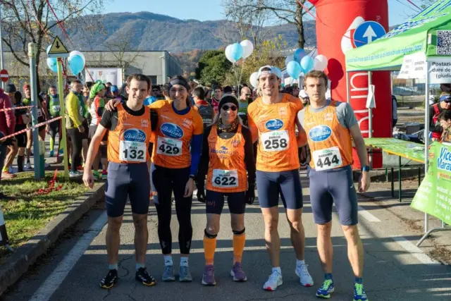 GLI ATLETI ARANCIONI IN LUCE ALLA 10 DI MALO Domenica scorsa si sono assegnati i titoli regionali, assoluti e di categoria, dei 10 km in occasione della competizione “La 10 di Malo- 3° Trofeo Sacme” che si è tenuta nella zona industriale di Malo. Successo tra le donne di Federica Del Buono (Carabinieri), cresciuta tra le file di Atletica Vicentina, seguita dall’altra arancione Rebecca Lonedo (Fiamme Oro). Specialista dei 400 hs e piani, Mariasole Muraro che si è ben comportata nei 10 km concludendo al primo posto di categoria 20-22 correndo in 44’42. In gara anche Eva Moira Bonetto (50’20) e Valeria Fattori (1h05’47), terza di categoria 70-74. Al maschile seconda piazza per il nostro Massimo Guerra (30’19). Ottime prove anche del fratello Alex (32’26), Enrico Brazzale (34’06), Wendim Furini Destro (38’06), primo di categoria 16-17. In gara anche Adriano Barbieri (42’54), Giuseppe Pidalà (44’11), Andrea Peruzzo (44’55), Enrico Bressan (46’38) e Giorgio Menegazzo (58’47). Classifica completa su: https://www.endu.net/it/events/la-10-di-malo-3trofeo-sacme/results